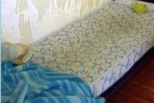 Пара протримала власну дитину сім років в замкнутій кімнаті