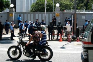 У загородження перед посольством РФ в Японії врізався автомобіль