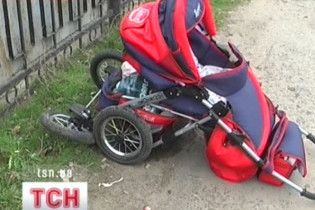 У Луганську автомобіль збив дитячий візочок