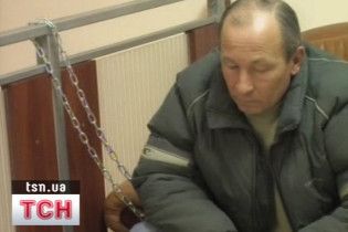 Щоб повернути депозит, мешканець Севастополя прикував себе ланцюгом в банку