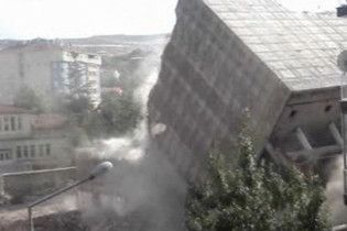 В Туреччині спостерігали за найнезвичнішим знесенням будинку