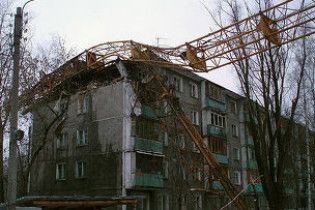 В Росії будівельний кран зім’яв п’ятиповерхівку. Є загиблі