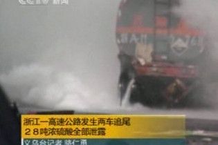 В Китаї в результаті аварії на дорогу витекло 28 т сірчаної кислоти