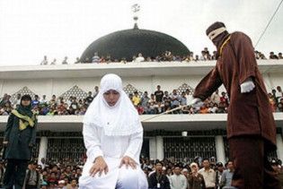 Сінгапурську модель за пиво засудили до шести ударів різками