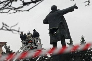 У справі про вибух пам’ятника Леніну підозрюють двох дівчат