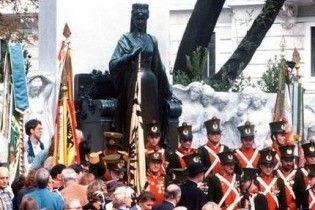 Поляк заплатив 500 євро за те, що обпісяв пам’ятник імператриці