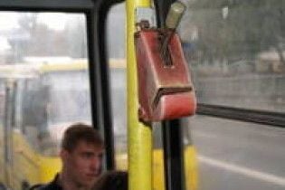 У запорізькому тролейбусі пасажирка покусала контролера