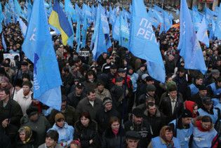 "Регіони" другий день блокують ВР і привели під неї 5 тисяч людей