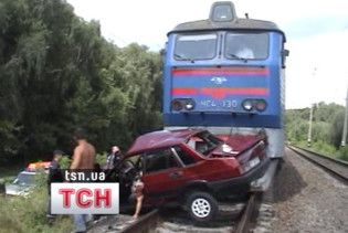 На Львівщині потяг протаранив "Жигулі"