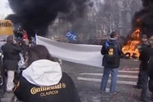 Робітники в Парижі палять шини на знак протесту проти закриття заводу