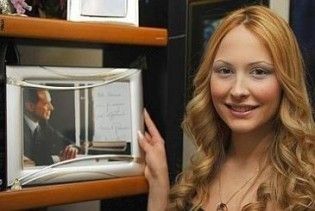 Берлусконі відправив моделі кольє від "татуся-вчителя". Дружина в шоці