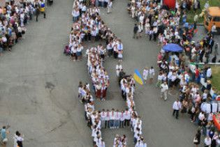 Лучани у вишиванках утворили слово "Україна"