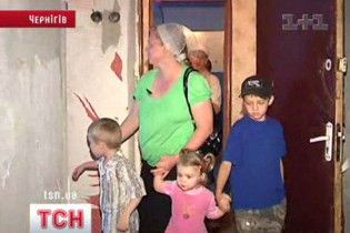 У Чернігові викидують на вулицю багатодітні сім'ї