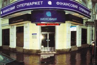 Жінка прикувала себе до дверей банку, щоб повернути депозит