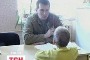 Мати на час відсутності прив’язувала сина до батареї