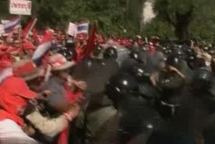 У Таїланді прихильники опозиції штурмують будівлю уряду