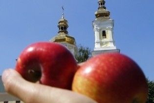 Православні християни святкують Яблучний Спас