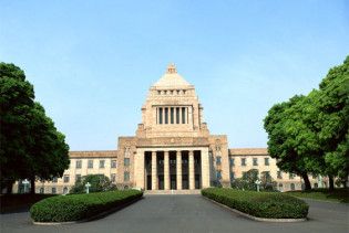 Японець зробив спробу харакірі перед будівлею парламенту