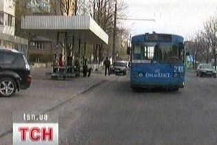 Водій-відморозок тягав пенсіонерку за тролейбусом, затиснувши їй ногу дверима