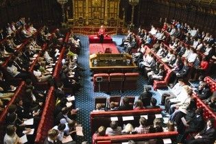 Британські парламентарі вдвічі збільшили собі скандальні компенсації