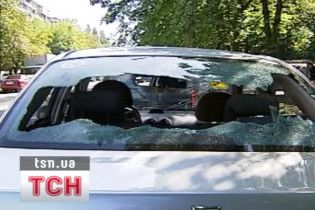 У Києві невідомі потрощили більше двох десятків автомобілів