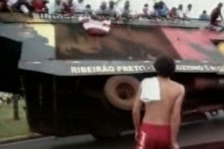 Бразильські футболісти на радощах випали з автобуса