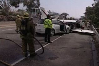 В Каліфорнії зіштовхнулися три автомобілі і літак