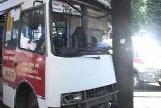 У Харкові автобус з пасажирами врізався в дерево