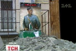 В знак помсти за Леніна комуністи закопали в пісок Шухевича
