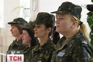 Через мале фінансування в українській армії більшає жінок