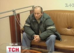Чоловік голодує у банку