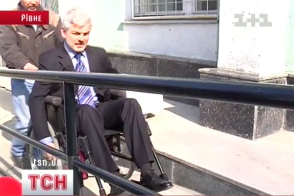 Чиновники на візках