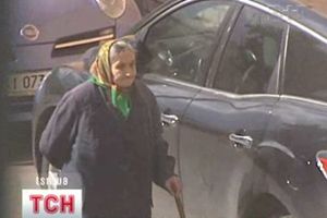 Бабуся та автомобіль