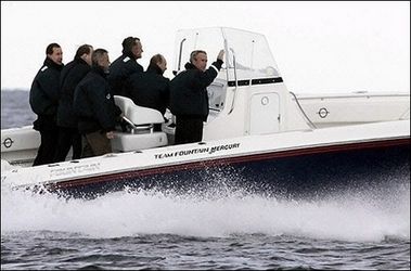Путін і Буш катаються на човні в маєтку Бушів у Кеннебанкпорті