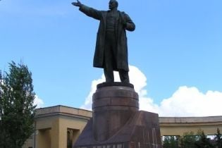 У Донецьку Леніна залишили без рук (відео)
