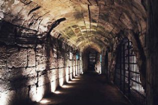 На Львівщині злочинці хотіли пограбувати банк, проривши тунель