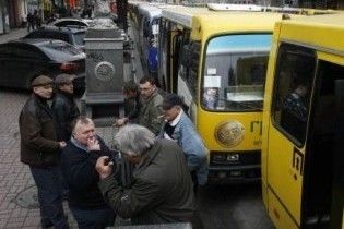 Міліція розблокувала рух Хрещатиком. Не обійшлось без сутичок