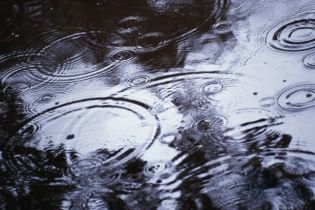 Из-за луж водители попадают в ДТП (видео)