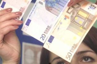 Українці все ще довіряють гривні, але гроші зберігають в євро