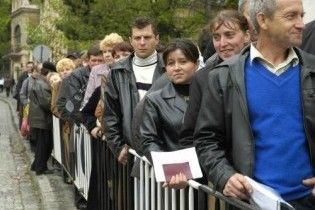 Польські дипломати у Львові торгують місцями у чергах