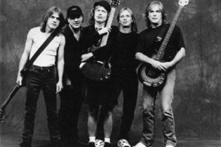 Про вокаліста AC/DC знімуть фільм