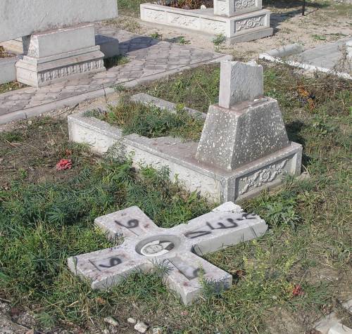 Вандалізм на цвинтарі в Маріуполі