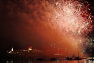 Британія проводила в останнє плавання легендарний круїзний лайнер (відео)