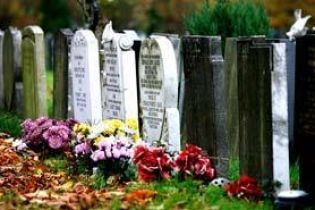 У Британії через брак місця покійників ховають у "двоповерхових" могилах