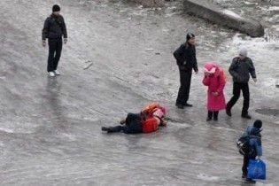 Через ожеледь щоденно до травмпунктів потрапляють 200 киян