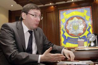 Луценко продовжує керувати МЗС попри рішення суду