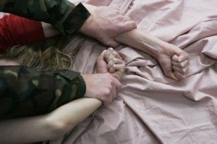 Чоловік до смерті зґвалтував дружину фалоімітатором на очах у доньки