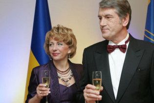 ЗМІ: Ющенко пригощав Балогу та Ахметова креветками і текілою
