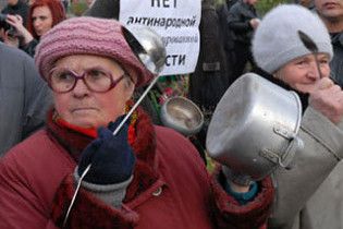 У Сімферополі відставки Ющенка вимагали порожніми каструлями