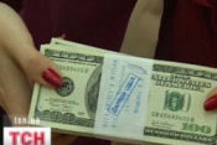 Боржники стали в черги за "пільговими" доларами